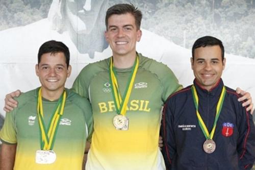 Leonardo Moreira, Cassio Rippel e Bruno Heck, no pódio na final do Campeonato Brasileiro de carabina, disputado em novembro de 2013, no Rio de Janeiro / Foto: Divulgação / CBTE